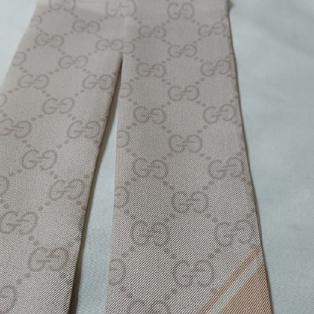 Gucci Blush GG Logo Silk Scarf Wrap - Picture 2 of 4